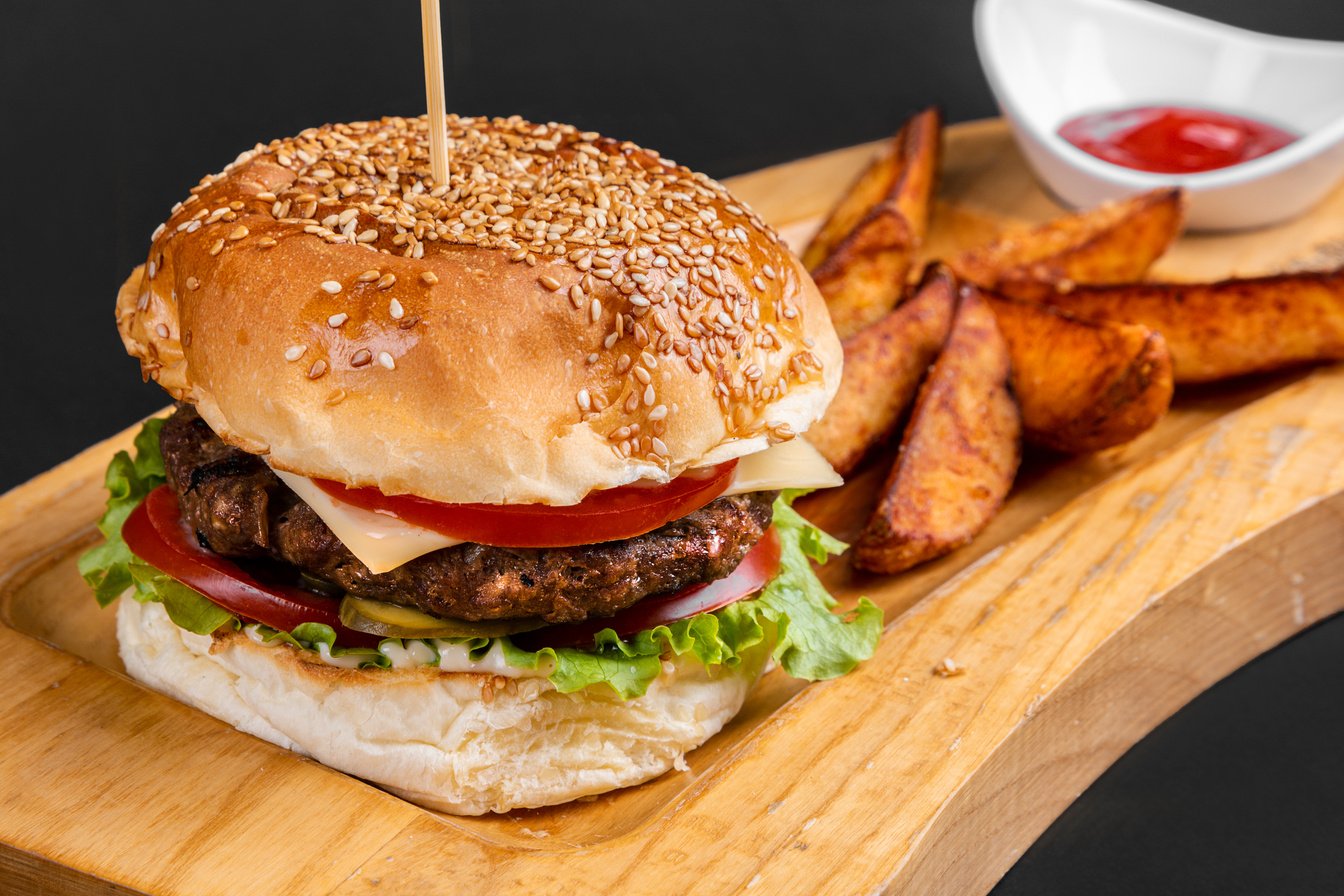 Burger With Lettuce And Tomato